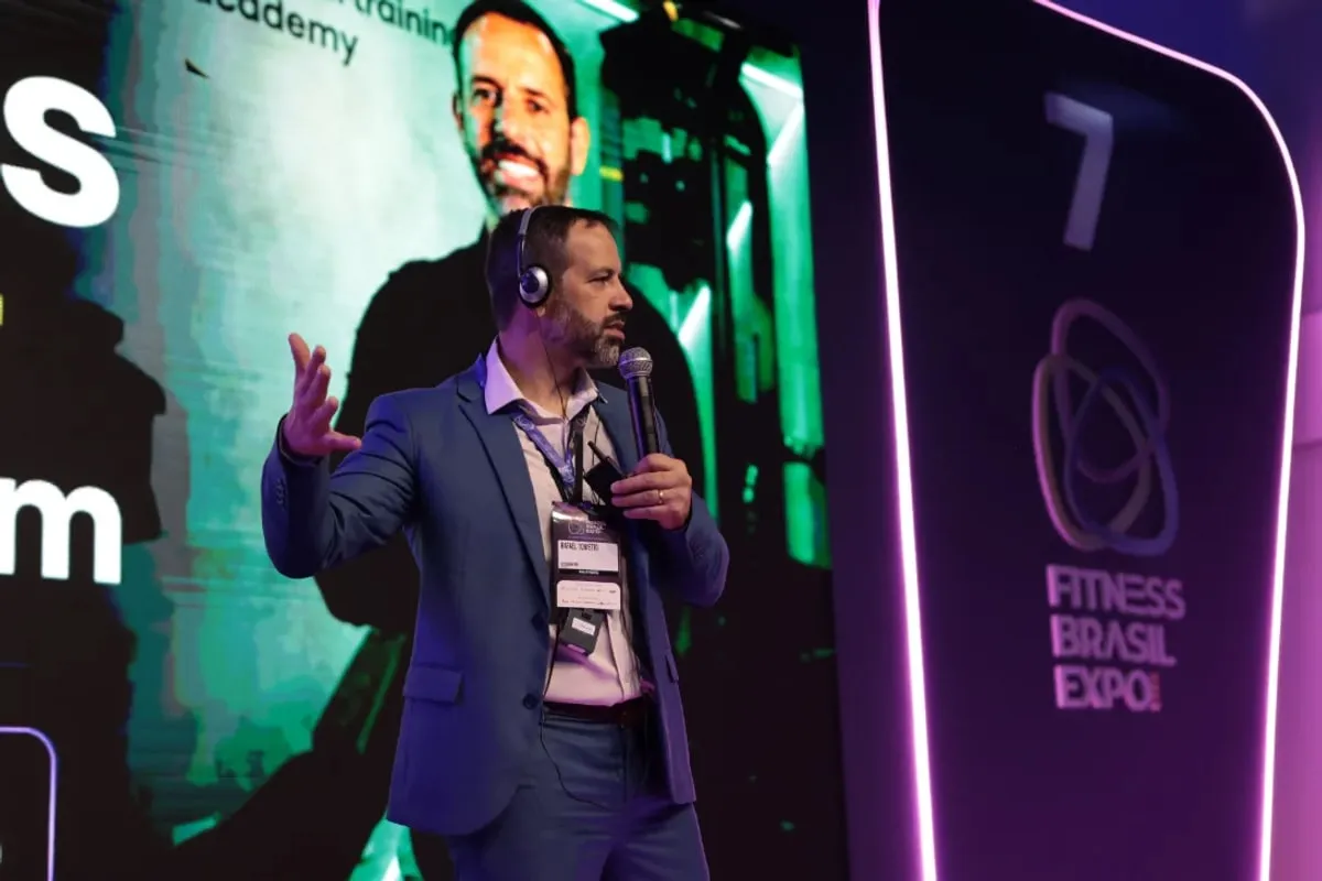 Rafael Tonietto palestrando no palco da Fitness Brasil Expo