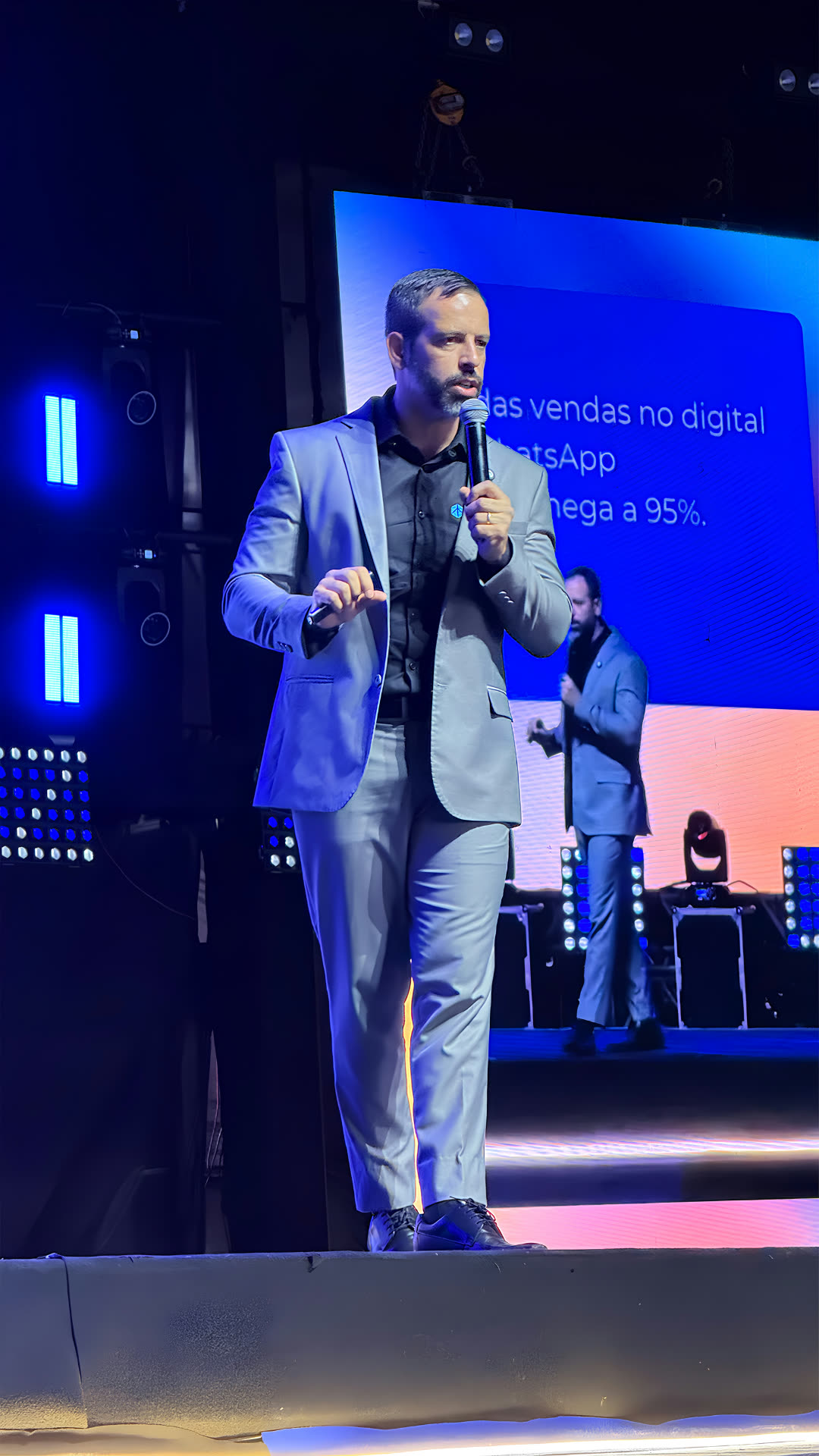 Rafael Tonietto de perto no palco do Seven Summit, falando ao microfone