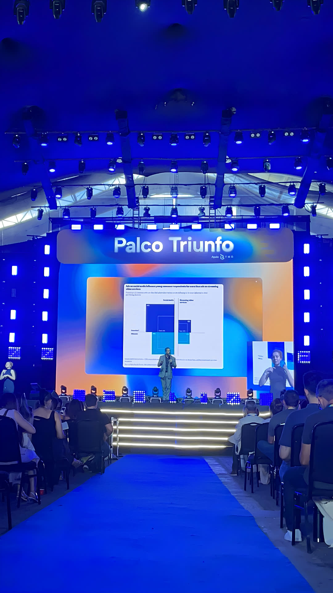 Rafael Tonietto no Palco Triunfo do Seven Summit, com a plateia em primeiro plano