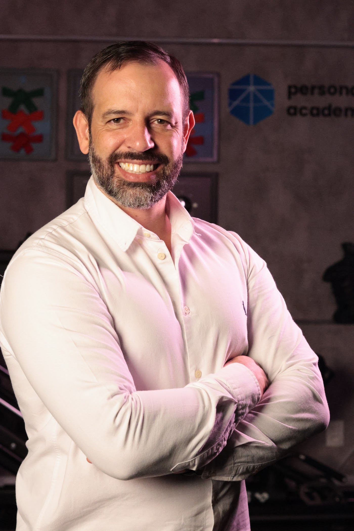Retrato de Rafael Tonietto, de camisa branca, sorrindo para a câmera
